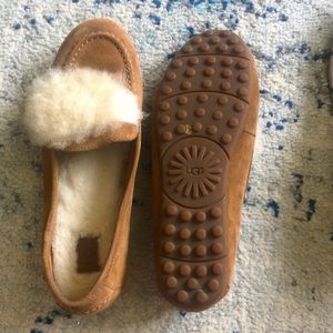 UGG slipper shoes! Cozy and comfortable!